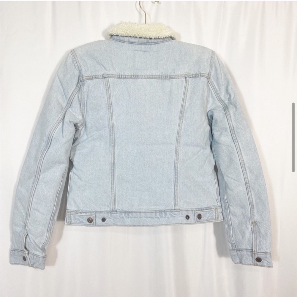 NEW! Levi’s Women’s Original Sherpa Trucker Jacket in Beacon of Light - Picture 7 of 10